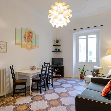 Joivy Colorful Apt For 6, 5 Mins From Piazza Corvetto Genoa