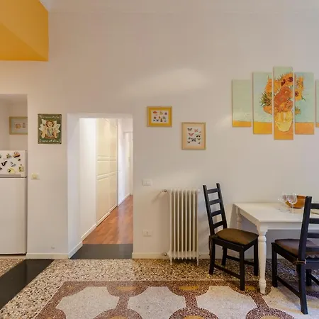Joivy Colorful Apt For 6, 5 Mins From Piazza Corvetto Genoa