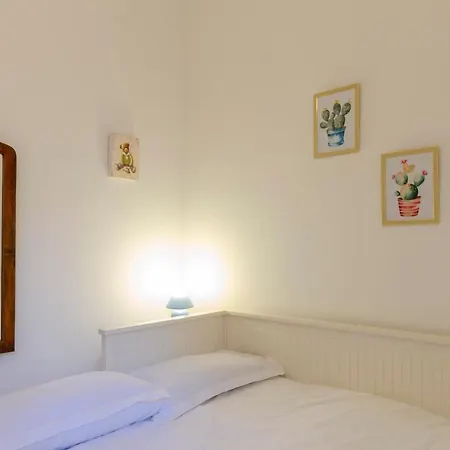 Joivy Colorful Apt For 6, 5 Mins From Piazza Corvetto Genoa